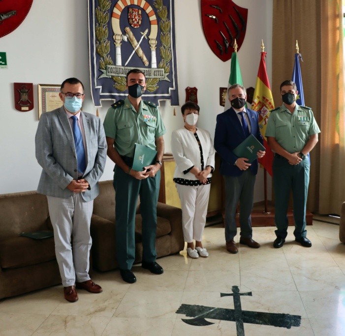 El Colegio de Farmacéuticos de Córdoba y la Guardia Civil refuerzan su colaboración para mejorar la seguridad de los mayores y de otras personas en situaciones vulnerables El Colegio de Farmacéuticos de Córdoba y la Guardia Civil refuerzan su colaboración para mejorar la seguridad de los mayores y de otras personas en situaciones vulnerables