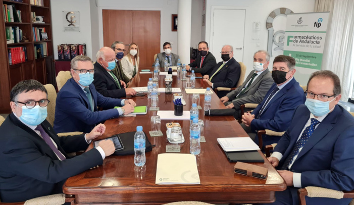 El consejero de Salud y Familias destaca la labor de los farmacéuticos andaluces dentro del sistema sanitario y su papel durante la pandemia El consejero de Salud y Familias destaca la labor de los farmacéuticos andaluces dentro del sistema sanitario y su papel durante la pandemia