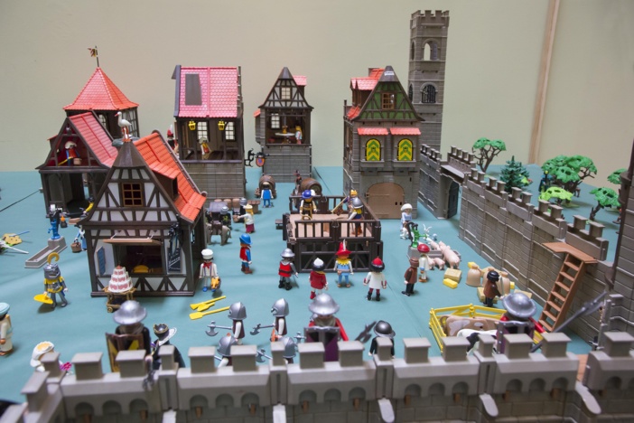 El Colegio de Farmacéuticos de Sevilla acoge una muestra benéfica de dioramas creados con un millar de figuras de la firma Playmobil El Colegio de Farmacéuticos de Sevilla acoge una muestra benéfica de dioramas creados con un millar de figuras de la firma Playmobil