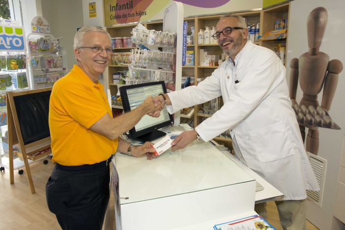 Una farmacia sevillana, la primera en dispensar bajo receta electrónica a ciudadanos de otros países de la Unión Europea Una farmacia sevillana, la primera en dispensar bajo receta electrónica a ciudadanos de otros países de la Unión Europea