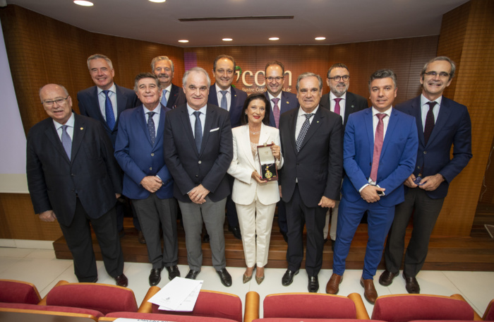 La farmacia andaluza entrega su máxima distinción a título póstumo a Francisco Peinado, anterior presidente del Colegio de Farmacéuticos de Huelva La farmacia andaluza entrega su máxima distinción a título póstumo a Francisco Peinado, anterior presidente del Colegio de Farmacéuticos de Huelva