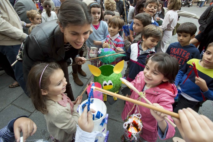 Nota de prensa y fotografías: UN CENTENAR DE ALUMNOS DEL COLEGIO RECORREN ESTA TARDE EL CENTRO DE SEVILLA CANTANDO PARA CONMEMORAR EL DESFILE DE SAN MARTÍN, FIESTA TRADICIONAL ALEMANA Nota de prensa y fotografías: UN CENTENAR DE ALUMNOS DEL COLEGIO RECORREN ESTA TARDE EL CENTRO DE SEVILLA CANTANDO PARA CONMEMORAR EL DESFILE DE SAN MARTÍN, FIESTA TRADICIONAL ALEMANA