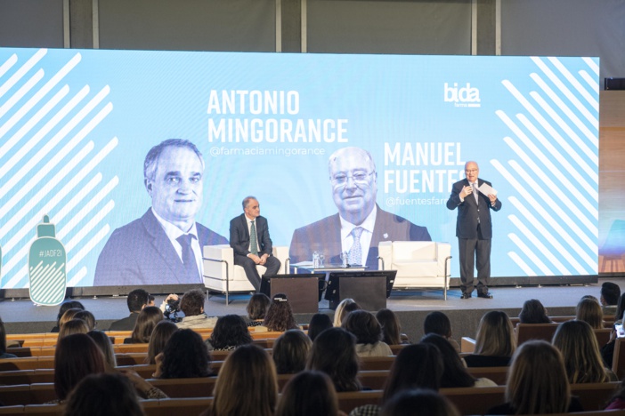 Más de 350 farmacéuticos se reúnen en Granada para poner en valor el papel de la farmacia andaluza en la prevención de las enfermedades de la piel y su cuidado Más de 350 farmacéuticos se reúnen en Granada para poner en valor el papel de la farmacia andaluza en la prevención de las enfermedades de la piel y su cuidado