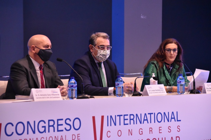 NOTA DE PRENSA: La cirugía endovascular representa ya aproximadamente el 80% de toda la cirugía de venas y arterias que se realiza en nuestro país NOTA DE PRENSA: La cirugía endovascular representa ya aproximadamente el 80% de toda la cirugía de venas y arterias que se realiza en nuestro país