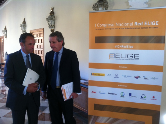 A la izquierda, Fernando Fernández Figueroa, secretario de la Diputación de Sevilla; a la derecha, Jesús Maza, presidente de la Red Elige. A la izquierda, Fernando Fernández Figueroa, secretario de la Diputación de Sevilla; a la derecha, Jesús Maza, presidente de la Red Elige.