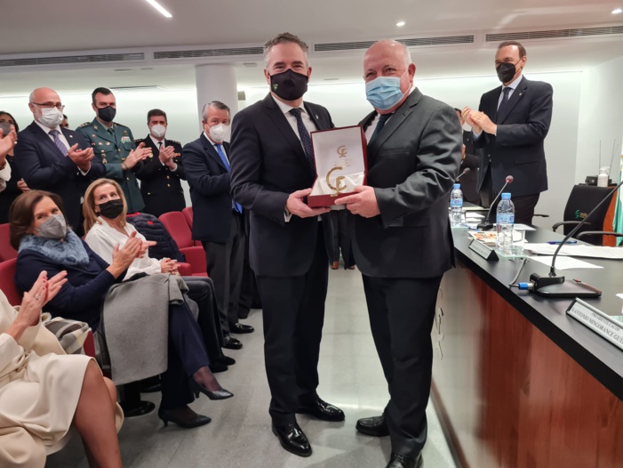 Los farmacéuticos de Córdoba entregan su máxima distinción al consejero de Salud de Andalucía, Jesús Aguirre, con motivo de los actos en honor de su patrona, la Inmaculada Concepción Los farmacéuticos de Córdoba entregan su máxima distinción al consejero de Salud de Andalucía, Jesús Aguirre, con motivo de los actos en honor de su patrona, la Inmaculada Concepción