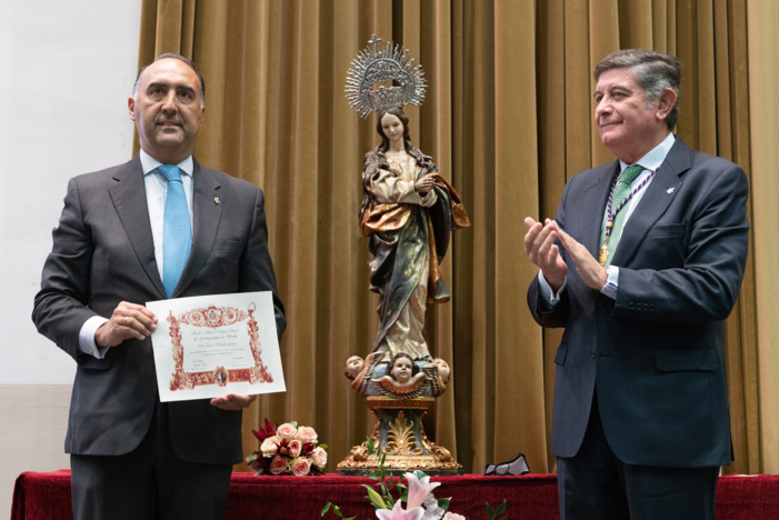 NOTA DE PRENSA: Los farmacéuticos sevillanos distinguen con las insignias de oro y plata a los farmacéuticos que han cumplido 25 y 40 años de colegiación NOTA DE PRENSA: Los farmacéuticos sevillanos distinguen con las insignias de oro y plata a los farmacéuticos que han cumplido 25 y 40 años de colegiación