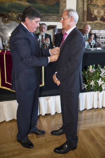 El Colegio de Farmacéuticos distingue a Moisés Abascal Alonso con la medalla al mérito colegial El Colegio de Farmacéuticos distingue a Moisés Abascal Alonso con la medalla al mérito colegial