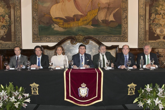 El Colegio de Farmacéuticos distingue a Moisés Abascal Alonso con la medalla al mérito colegial El Colegio de Farmacéuticos distingue a Moisés Abascal Alonso con la medalla al mérito colegial