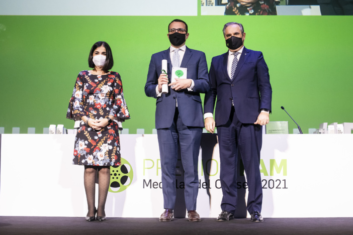 La farmacia española entrega a título póstumo una de sus máximas distinciones a Manuel Ojeda, vicepresidente del Colegio de Farmacéuticos de Sevilla recientemente fallecido La farmacia española entrega a título póstumo una de sus máximas distinciones a Manuel Ojeda, vicepresidente del Colegio de Farmacéuticos de Sevilla recientemente fallecido