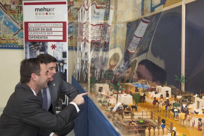 Manuel Pérez y Luis Rey, observando el Belén. Manuel Pérez y Luis Rey, observando el Belén.