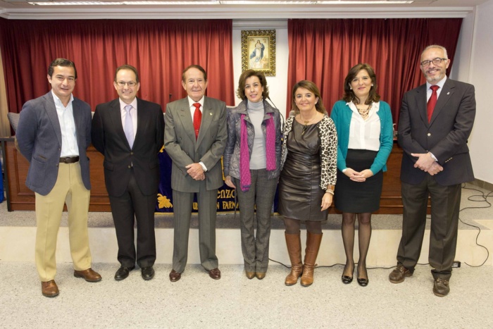 Alumnos de Farmacia y Medicina mejoran su formación en receta electrónica y estrechan lazos con el fin de ofrecer una mejor atención a los pacientes Alumnos de Farmacia y Medicina mejoran su formación en receta electrónica y estrechan lazos con el fin de ofrecer una mejor atención a los pacientes