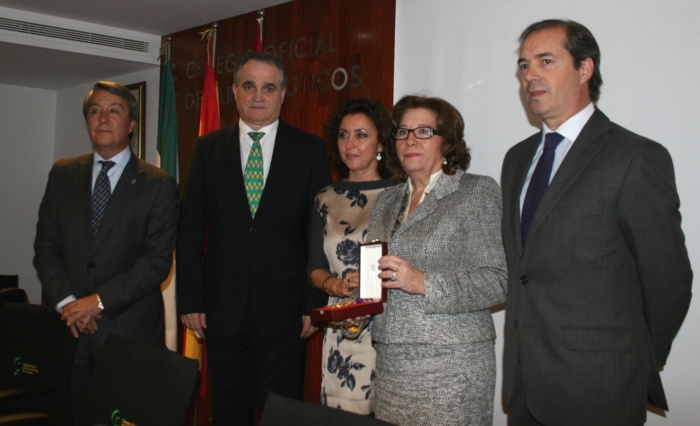 La farmacéutica cordobesa Sofía Fuentes recibe la máxima distinción que otorga la farmacia andaluza La farmacéutica cordobesa Sofía Fuentes recibe la máxima distinción que otorga la farmacia andaluza