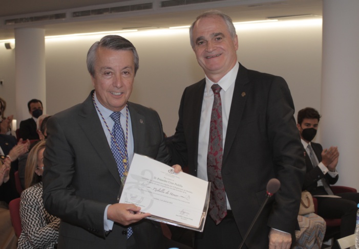 La farmacia andaluza entrega su máxima distinción a Práxedes Cruz, antiguo presidente del Colegio de Farmacéuticos de Córdoba La farmacia andaluza entrega su máxima distinción a Práxedes Cruz, antiguo presidente del Colegio de Farmacéuticos de Córdoba