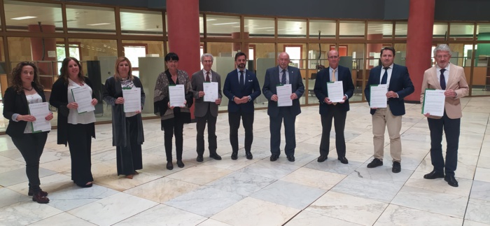 FEUSO Andalucía aplaude el acuerdo de equiparación salarial para el profesorado de la concertada y anima a la Consejería de Educación a saldar con este sector las promesas electorales pendientes FEUSO Andalucía aplaude el acuerdo de equiparación salarial para el profesorado de la concertada y anima a la Consejería de Educación a saldar con este sector las promesas electorales pendientes