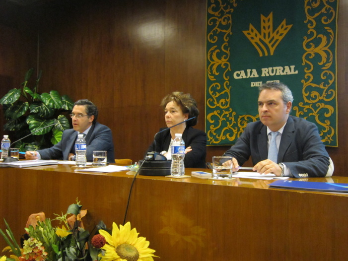 De izquierda a derecha, Pedro Parias, secretario general de Feragua, Margarita Bustamante, presidenta de Feragua, y Manuel Raigada, director de Operaciones de Energía Plus.