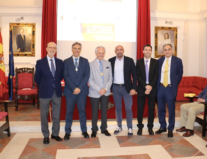 Médicos y futbolistas de élite abordan en la Real Academia de Medicina de Sevilla el tratamiento de las lesiones en la competición deportiva de primer nivel Médicos y futbolistas de élite abordan en la Real Academia de Medicina de Sevilla el tratamiento de las lesiones en la competición deportiva de primer nivel