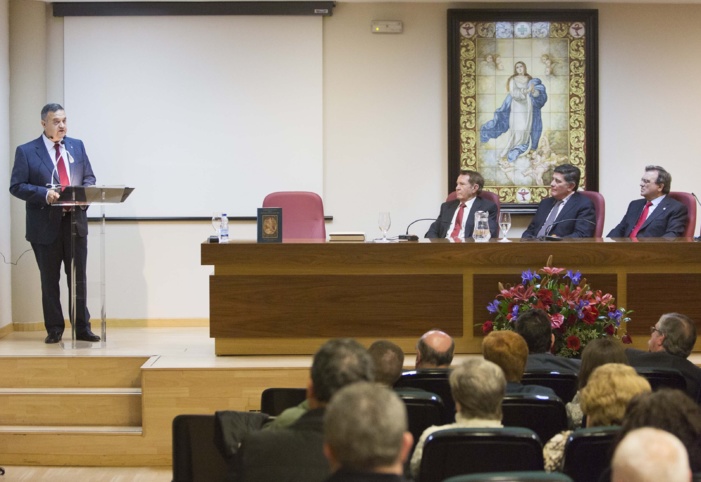 Martín Carlos Palomo señala a los farmacéuticos como los “cirineos” de la sociedad en el II Pregón de Semana Santa del Colegio de Farmacéuticos de Sevilla