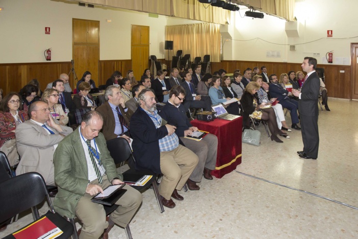 El director del Colegio, Luis Rey Goñi, se dirige a los asistentes. El director del Colegio, Luis Rey Goñi, se dirige a los asistentes.