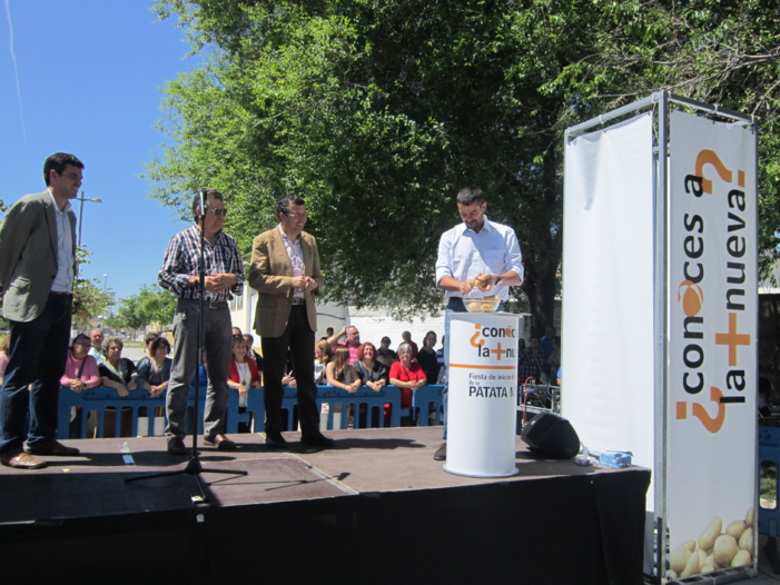 Más de 1.500 platos de caldereta para celebrar la I Fiesta de la Patata Nueva de La Rinconada (nota + fotos) Más de 1.500 platos de caldereta para celebrar la I Fiesta de la Patata Nueva de La Rinconada (nota + fotos)