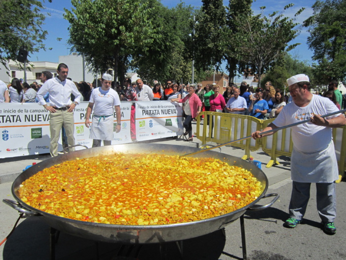Más de 1.500 platos de caldereta para celebrar la I Fiesta de la Patata Nueva de La Rinconada (nota + fotos)