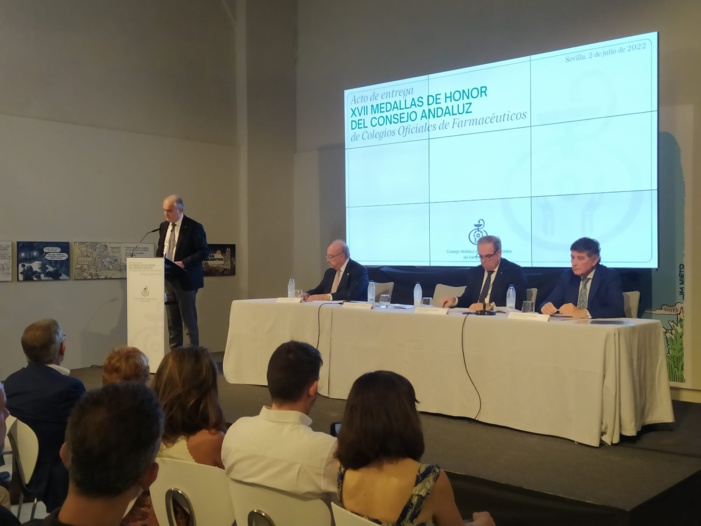 Los farmacéuticos Felipe Trigo y Rafael Martínez, junto a Manuel Ojeda y Francisco Javier Guerrero a título póstumo, reciben la máxima distinción de la farmacia andaluza Los farmacéuticos Felipe Trigo y Rafael Martínez, junto a Manuel Ojeda y Francisco Javier Guerrero a título póstumo, reciben la máxima distinción de la farmacia andaluza