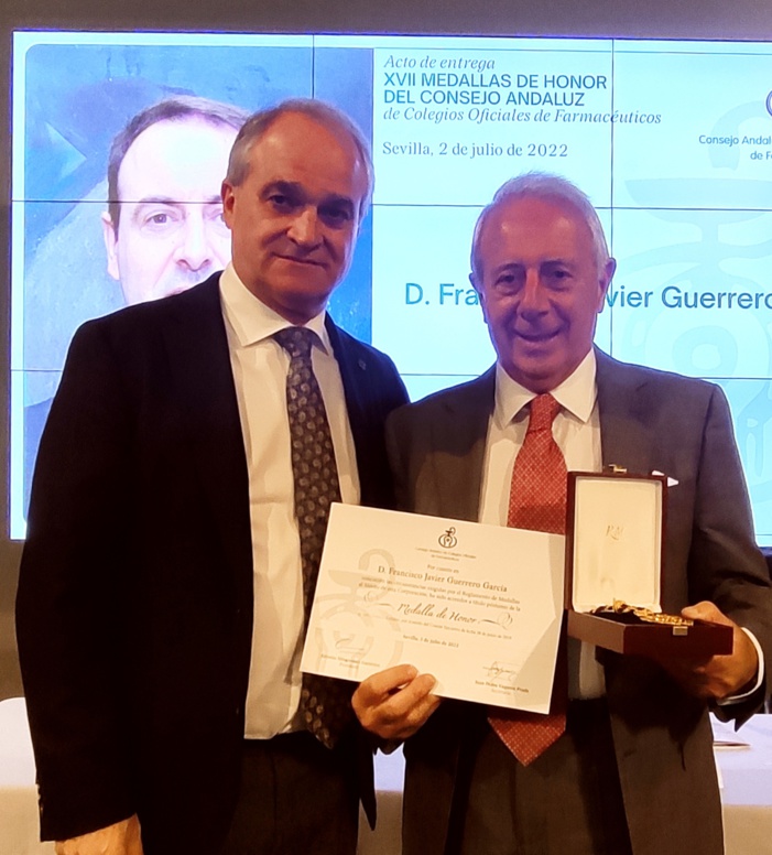 Los farmacéuticos Felipe Trigo y Rafael Martínez, junto a Manuel Ojeda y Francisco Javier Guerrero a título póstumo, reciben la máxima distinción de la farmacia andaluza Los farmacéuticos Felipe Trigo y Rafael Martínez, junto a Manuel Ojeda y Francisco Javier Guerrero a título póstumo, reciben la máxima distinción de la farmacia andaluza
