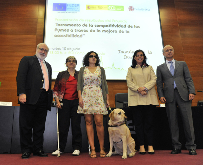 De izquierda a derecha, Fernando Bayón, director general de EOI Escuela de Organización Industrial; Mª Josefa Álvarez, directora adjunta de Accesibilidad Universal de Fundación ONCE; Lourdes González, directora de Tecnologías Accesibles de Technosite; María Jesús Escobar, socio responsable de Sector Público de Ernst&Young; y Francisco Velasco, director de EOI Andalucía.