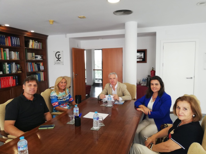 El Colegio de Farmacéuticos de Córdoba entrega un donativo a la Asociación Española Contra el Cáncer El Colegio de Farmacéuticos de Córdoba entrega un donativo a la Asociación Española Contra el Cáncer