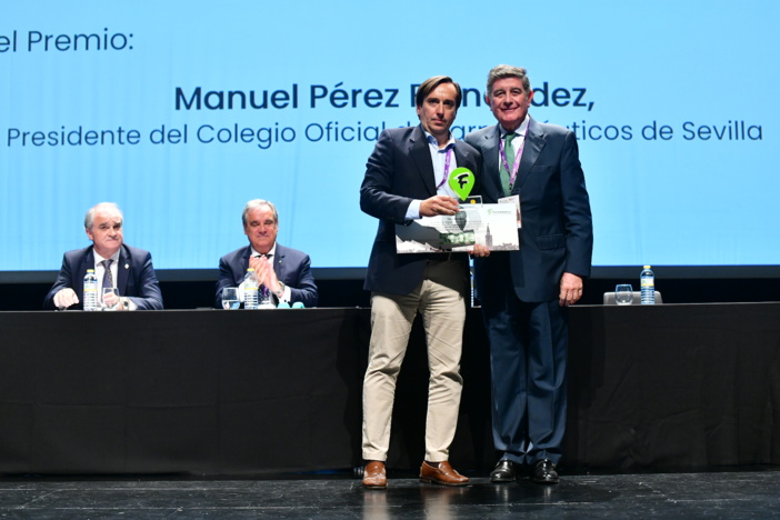 Los farmacéuticos gaditanos Cristina Carrillo y Felipe Mozo, premiados en el congreso nacional de farmacia por su labor de divulgación en redes sociales e investigación Los farmacéuticos gaditanos Cristina Carrillo y Felipe Mozo, premiados en el congreso nacional de farmacia por su labor de divulgación en redes sociales e investigación