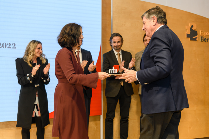 Reconocimiento de AELMHU a la farmacia sevillana por su solidaridad y compromiso con la investigación de las enfermedades raras Reconocimiento de AELMHU a la farmacia sevillana por su solidaridad y compromiso con la investigación de las enfermedades raras