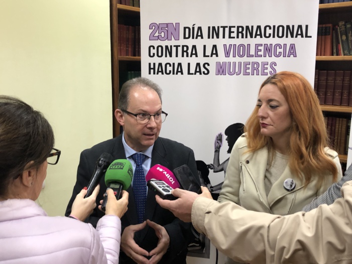 El Ayuntamiento de Sevilla y el Colegio de Farmacéuticos suscriben un convenio de colaboración por el que más de 400 farmacias de la ciudad ayudarán a informar, sensibilizar y prevenir sobre posibles casos de violencia de género