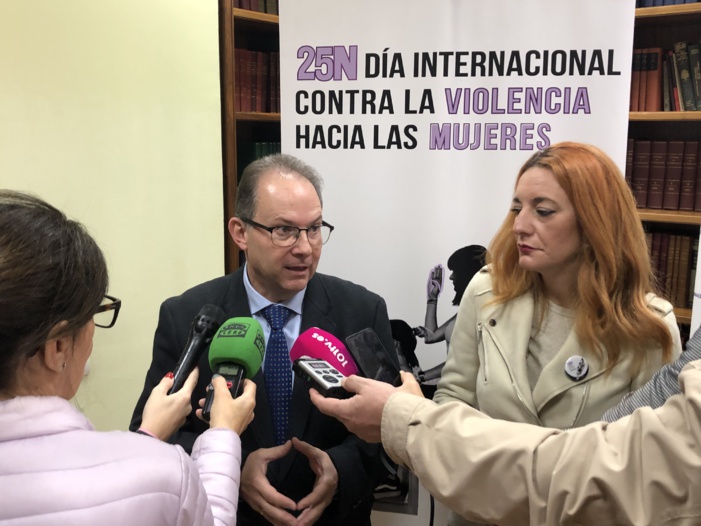 El Ayuntamiento de Sevilla y el Colegio de Farmacéuticos suscriben un convenio de colaboración por el que más de 400 farmacias de la ciudad ayudarán a informar, sensibilizar y prevenir sobre posibles casos de violencia de género El Ayuntamiento de Sevilla y el Colegio de Farmacéuticos suscriben un convenio de colaboración por el que más de 400 farmacias de la ciudad ayudarán a informar, sensibilizar y prevenir sobre posibles casos de violencia de género