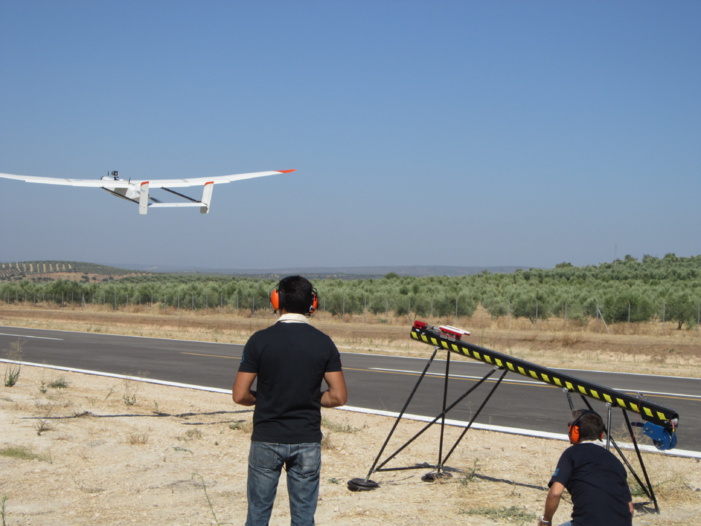 Nota informativa + Fotos: el Centro Atlas de Jaén acoge el primer vuelo fuera de vista que se realiza en España con una aeronave no tripulada