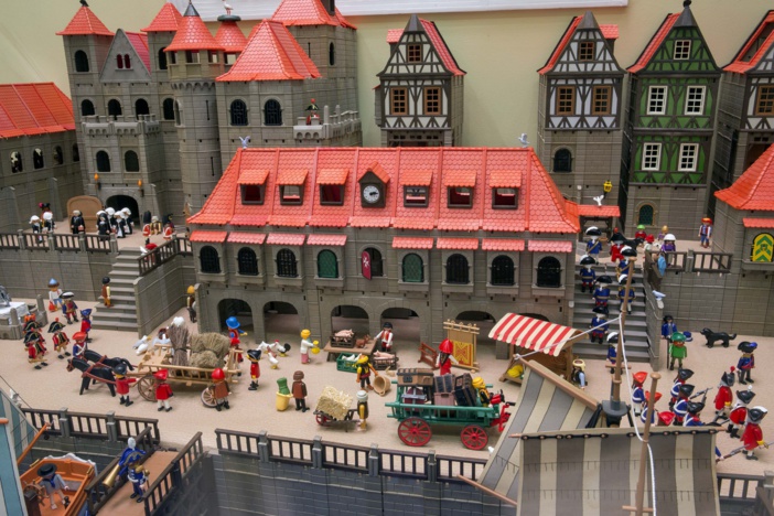 La sede del Colegio de Farmacéuticos de Sevilla acoge dos exposiciones a beneficio de la investigación en enfermedades raras La sede del Colegio de Farmacéuticos de Sevilla acoge dos exposiciones a beneficio de la investigación en enfermedades raras