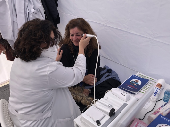 Los farmacéuticos sevillanos muestran en las calles de Montequinto, en Dos Hermanas, el potencial sanitario de las farmacias más allá de la dispensación del medicamento Los farmacéuticos sevillanos muestran en las calles de Montequinto, en Dos Hermanas, el potencial sanitario de las farmacias más allá de la dispensación del medicamento
