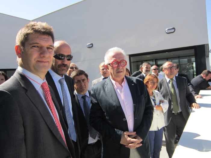 El consejero de Economía y directivos de Airbus visitan el Centro ATLAS para analizar las posibilidades de colaboración en el campo de los aviones no tripulados El consejero de Economía y directivos de Airbus visitan el Centro ATLAS para analizar las posibilidades de colaboración en el campo de los aviones no tripulados