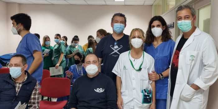 Angiólogos y cirujanos vasculares del Hospital Virgen de la Victoria de Málaga ofrecen formación a pacientes diabéticos con el propósito de ayudarles a prevenir la amputación de sus extremidades