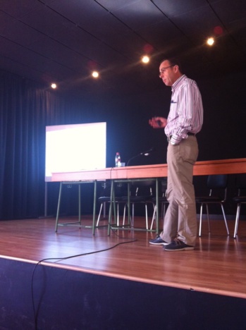 El profesor Emilio Camacho, durante su intervención. El profesor Emilio Camacho, durante su intervención.