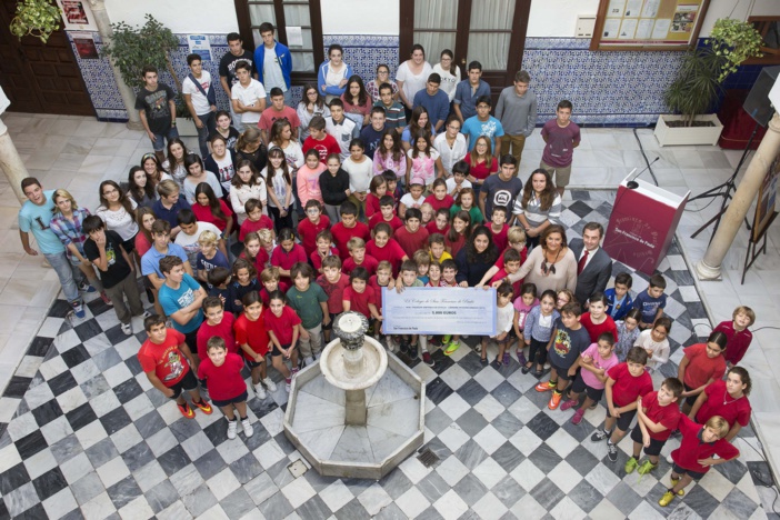 NOTA DE PRENSA: MÁS DE UN CENTENAR DE ALUMNOS HACEN ENTREGA DE UNA DONACIÓN DE 5.800 EUROS CORRESPONDIENTE A SU PARTICIPACIÓN EN EL PROGRAMA DE MICROMECENAZGO DE LA ROSS NOTA DE PRENSA: MÁS DE UN CENTENAR DE ALUMNOS HACEN ENTREGA DE UNA DONACIÓN DE 5.800 EUROS CORRESPONDIENTE A SU PARTICIPACIÓN EN EL PROGRAMA DE MICROMECENAZGO DE LA ROSS
