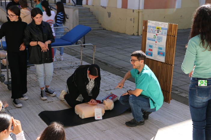 Profesionales de las UCIs de Huelva muestran a la ciudadanía qué son los cuidados intensivos, la coordinación de trasplantes y formación en técnicas de reanimación cardiopulmonar