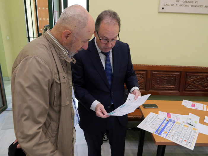 Los farmacéuticos sevillanos muestran los beneficios de utilizar comunicación con pictogramas para favorecer la integración y mejor atención a las personas con trastorno del espectro autista y otros trastornos cognitivos Los farmacéuticos sevillanos muestran los beneficios de utilizar comunicación con pictogramas para favorecer la integración y mejor atención a las personas con trastorno del espectro autista y otros trastornos cognitivos