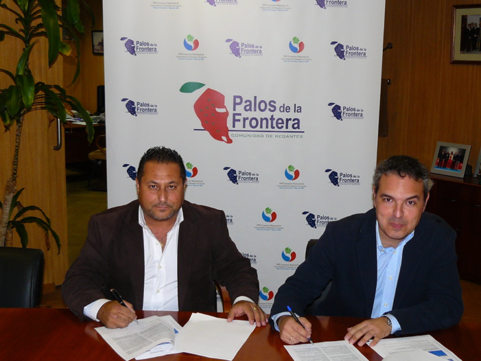 A la izquierda, José Antonio Garrido, presidente de la Comunidad de Regantes Palos de la Frontera; a la derecha, Manuel Raigada, director de Desarrollo de Negocio de Energía Plus.