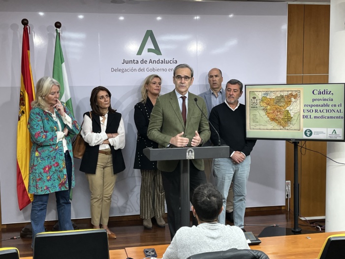Los farmacéuticos gaditanos promoverán un uso más racional del medicamento entre las asociaciones y colectivos de Cádiz