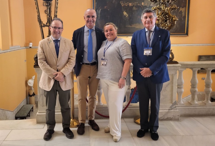 El Colegio de Farmacéuticos de Sevilla recibe la Medalla de la Ciudad en reconocimiento a su compromiso sanitario y social El Colegio de Farmacéuticos de Sevilla recibe la Medalla de la Ciudad en reconocimiento a su compromiso sanitario y social