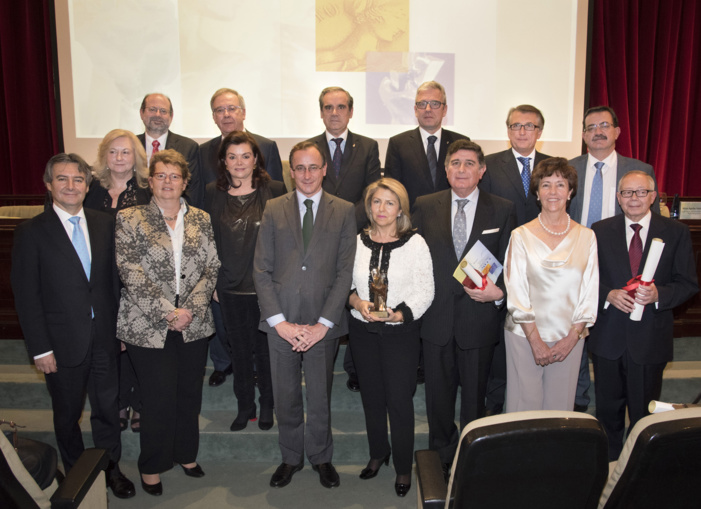 El Consejo General de Farmacéuticos reconoce al Colegio de Sevilla con su máxima distinción por su labor en el campo de las enfermedades raras El Consejo General de Farmacéuticos reconoce al Colegio de Sevilla con su máxima distinción por su labor en el campo de las enfermedades raras