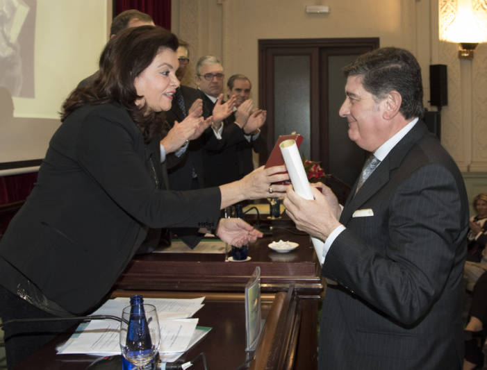 El Consejo General de Farmacéuticos reconoce al Colegio de Sevilla con su máxima distinción por su labor en el campo de las enfermedades raras El Consejo General de Farmacéuticos reconoce al Colegio de Sevilla con su máxima distinción por su labor en el campo de las enfermedades raras
