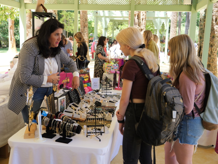 Nota - Más de una treintena de empresas y negocios participan en la “Cruz de Mayo” de Nuevo Futuro Sevilla para recaudar fondos para su nuevo piso para jóvenes en riesgo de exclusión social Nota - Más de una treintena de empresas y negocios participan en la “Cruz de Mayo” de Nuevo Futuro Sevilla para recaudar fondos para su nuevo piso para jóvenes en riesgo de exclusión social