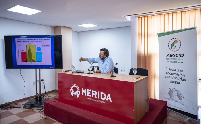 INVESTIGADORES DE LA RIBEF PRESENTAN A PARTICIPANTES DEL ‘PROGRAMA MANDELA’ DE LA JUNTA DE EXTREMADURA LOS RESULTADOS DE LOS ESTUDIOS QUE DEMUESTRAN QUE LA ETNIA ES UNO DE LOS FACTORES RELACIONADOS CON DISTINTAS RESPUESTAS A LOS FÁRMACOS INVESTIGADORES DE LA RIBEF PRESENTAN A PARTICIPANTES DEL ‘PROGRAMA MANDELA’ DE LA JUNTA DE EXTREMADURA LOS RESULTADOS DE LOS ESTUDIOS QUE DEMUESTRAN QUE LA ETNIA ES UNO DE LOS FACTORES RELACIONADOS CON DISTINTAS RESPUESTAS A LOS FÁRMACOS