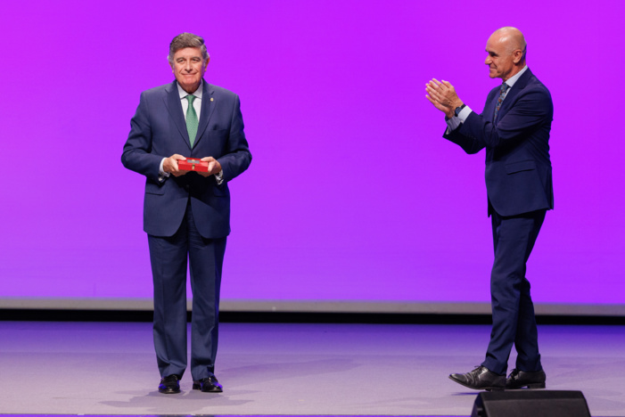 El Colegio de Farmacéuticos de Sevilla recibe la Medalla de la ciudad en reconocimiento a su compromiso sanitario y social El Colegio de Farmacéuticos de Sevilla recibe la Medalla de la ciudad en reconocimiento a su compromiso sanitario y social